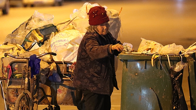 敬禮，勵志可愛的“拾荒奶奶”