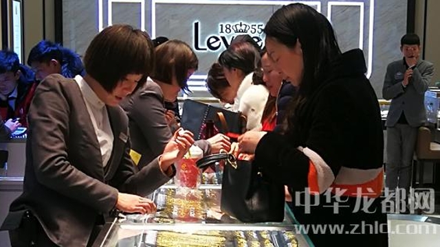 臨近春節(jié)，周口消費(fèi)市場(chǎng)紅似火