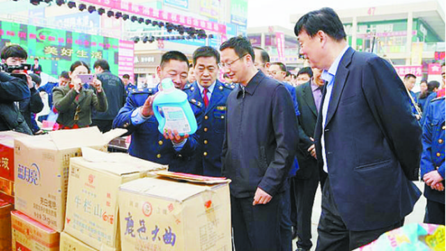 項(xiàng)城市消協(xié)、市工商局舉行國際消費(fèi)者權(quán)益日宣傳活動(dòng)