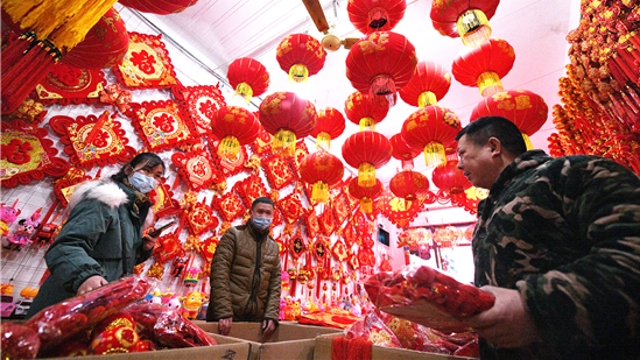 新年到！紅燈籠對(duì)聯(lián)市場(chǎng)俏