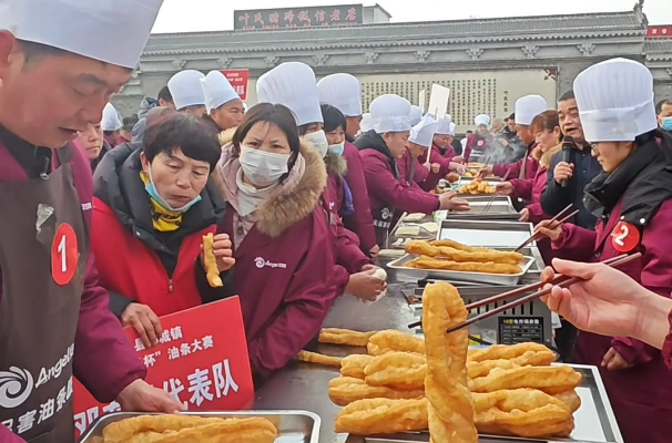 一口酥脆年味濃！鄧城油條大賽燃動新春